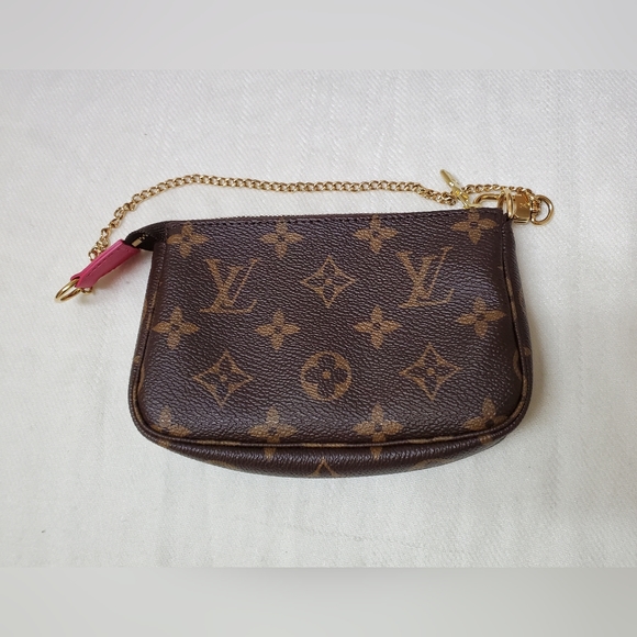 Louis Vuitton Christmas 2019 Limited Edition Mini Pochette Accessoires - Picture 5 of 10